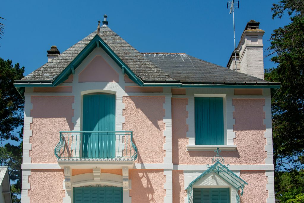 maison de ville avec les volets fermés