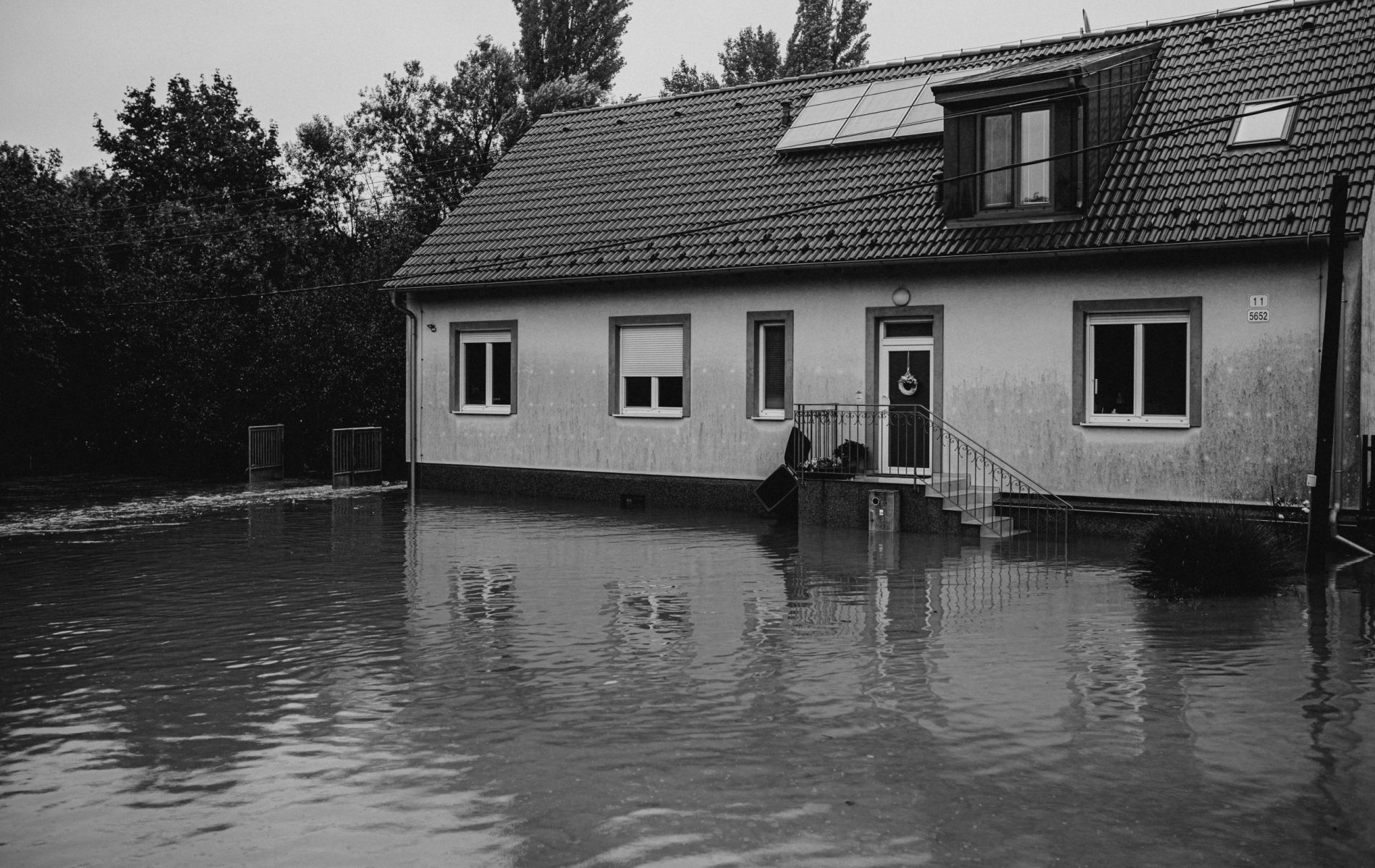 Maison isolée entourée d'eaux