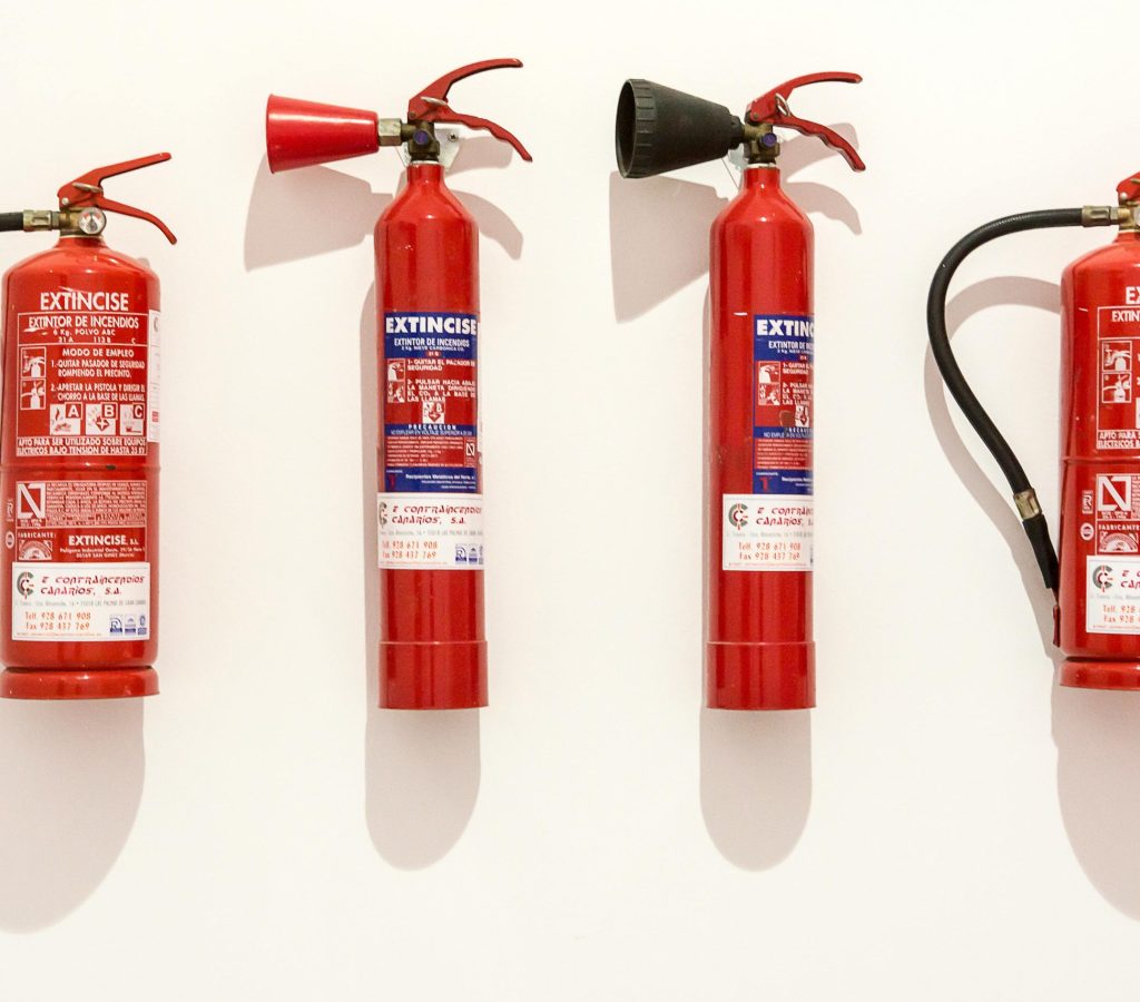mur avec 4 extincteurs