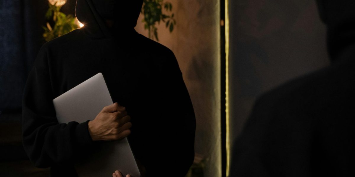 cambrioleur emportant un ordinateur portable